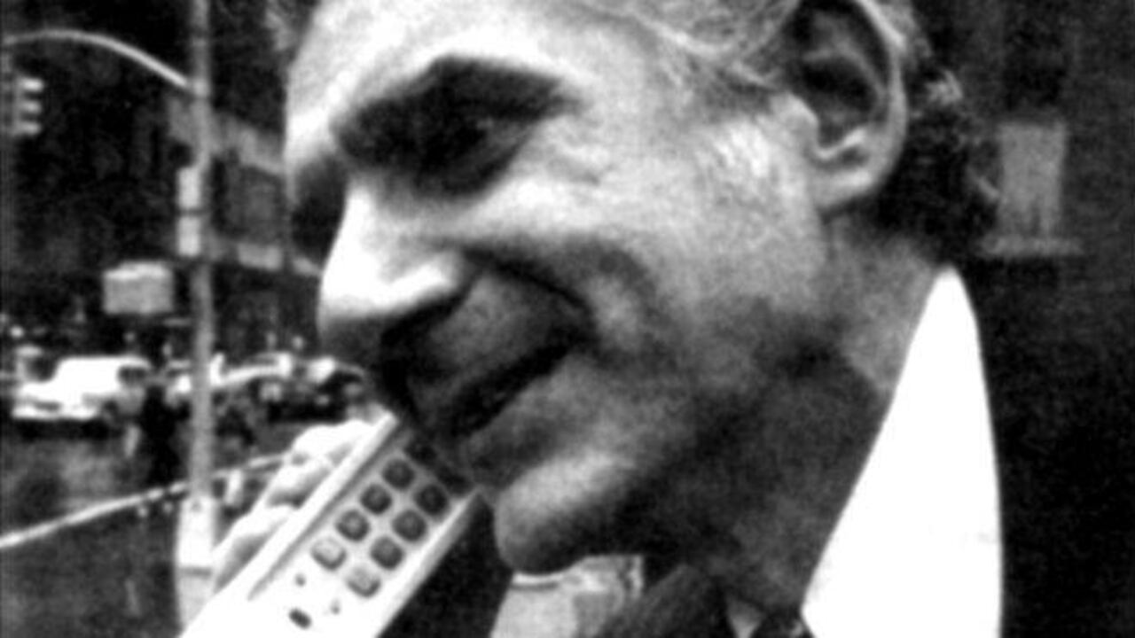 Cooper no había planeado a quién llamar... y terminó llamando a la competencia.