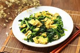 La espinaca es rica en vitaminas y minerales esenciales. Contiene vitamina A, vitamina C, vitamina K, vitamina E, ácido fólico, hierro, calcio, potasio y magnesio, entre otros.