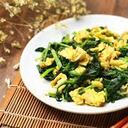 La espinaca es rica en vitaminas y minerales esenciales. Contiene vitamina A, vitamina C, vitamina K, vitamina E, ácido fólico, hierro, calcio, potasio y magnesio, entre otros.