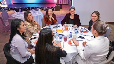De acuerdo con el estudio Mentoría y emprendimiento femenino: una revisión sistemática del impacto y las prácticas, publicado en la Revista Latinoamericana de Estudios sobre Cultura y Sociedad de Brasil (RELACult), basado en la revisión de 17 investigaciones publicadas entre 2013 y 2023 en el mundo sobre mujeres emprendedoras, la mentoría no solo impulsa el empoderamiento individual, sino que contribuye a transformar el ecosistema empresarial hacia entornos más inclusivos.