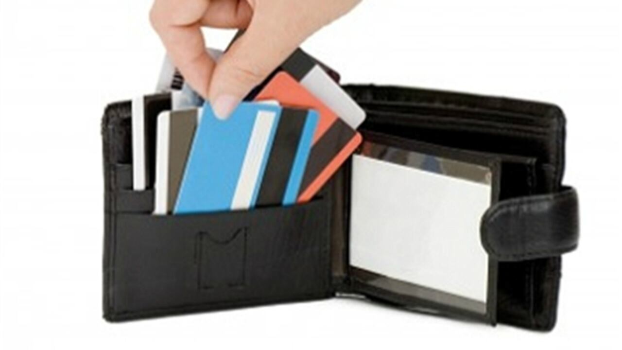 La tarjeta de débito puede estar ligada a una cuenta corriente o cuenta de ahorro. Foto. 123RF.