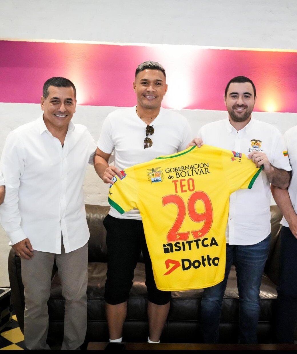 Teófilo Gutiérrez junto al alcalde de Cartagena, Dumek Turbay, y el gobernador de Bolivar, Yamil Arana