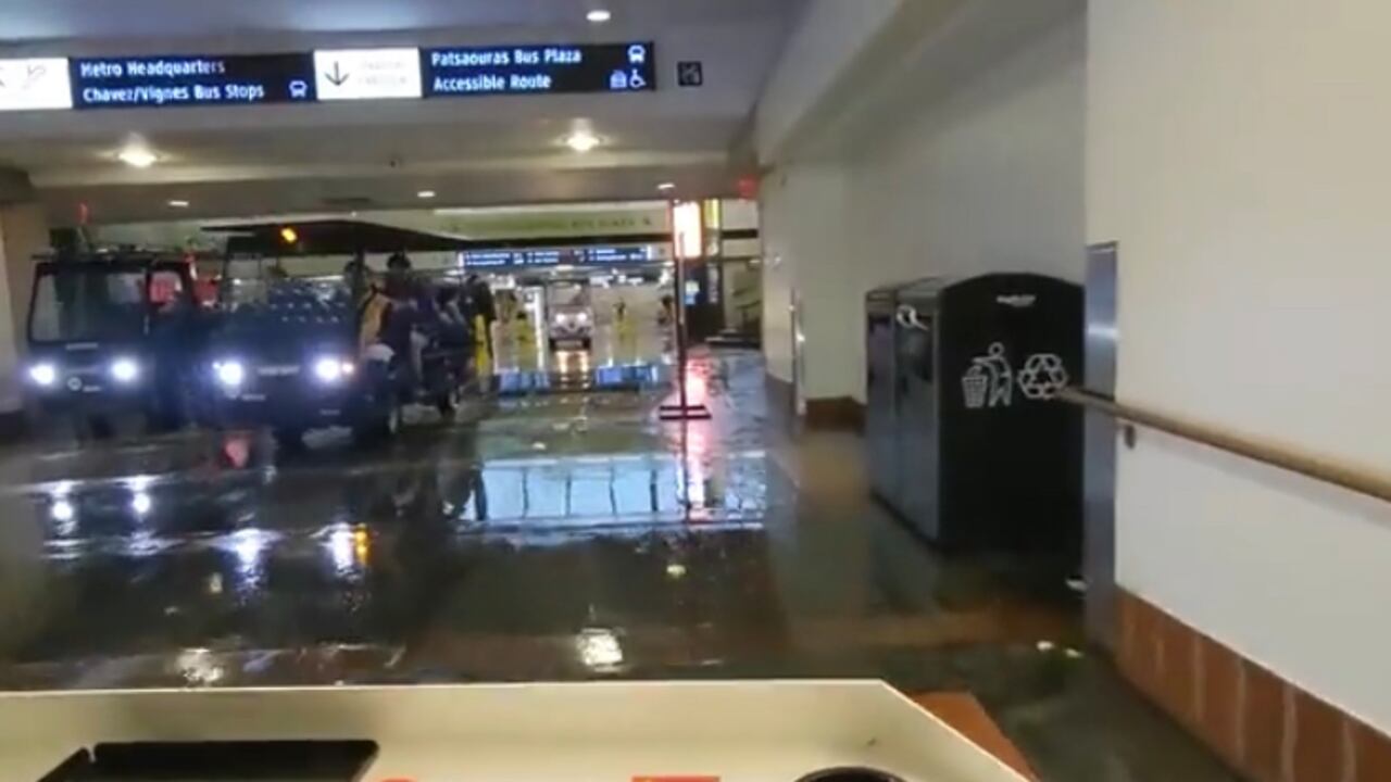 Gran parte de la estación de Unión del Centro de Los Ángeles resultó inundada, obligando al personal de servicio a transportar a los viajeros en carritos de golf, para llegar a las plataformas del Metro o para salir del lugar.