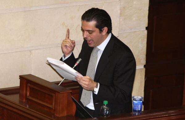 Simón Gaviria leyó el acta en la Cámara de Representantes. Un memorial de objeciones a la reforma.