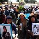 Residentes cargan ataúdes y fotos de los caídos durante la marcha fúnebre por los fallecidos durante los disturbios en Juliaca, Perú, el 11 de enero de 2023.