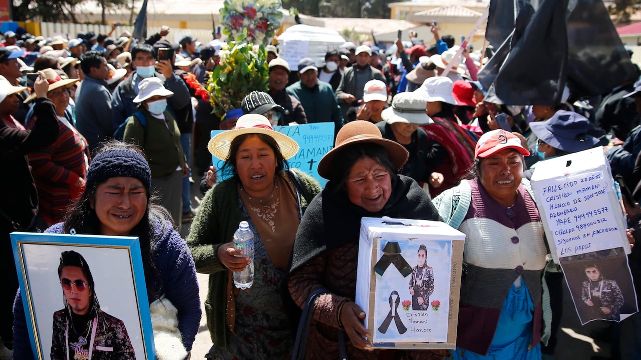 Residentes cargan ataúdes y fotos de los caídos durante la marcha fúnebre por los fallecidos durante los disturbios en Juliaca, Perú, el 11 de enero de 2023.