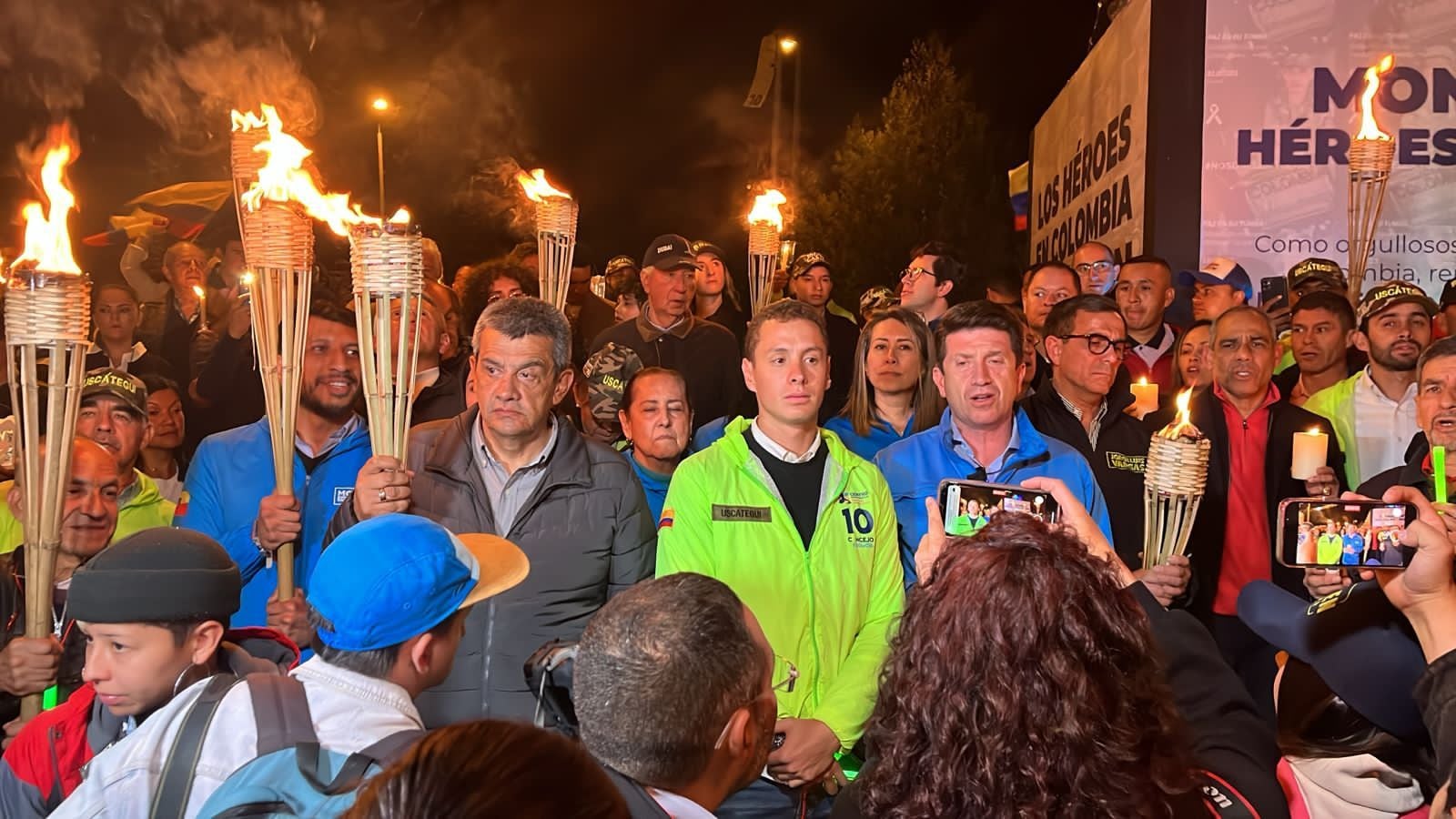 Diferentes sectores políticos se reunieron en el norte de Bogotá para rendir homenajes a los integrantes de las Fuerzas Militares.