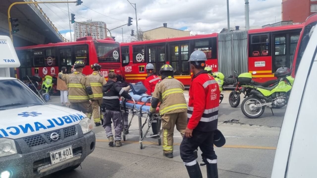 Choque de tres buses de TransMilenio en la NQS habría dejado cerca de 20 lesionados.