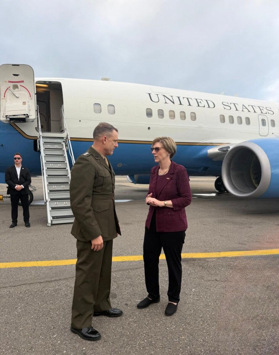 El general estadounidense Francis Donovan (izq.), jefe del Comando Sur (SOUTHCOM), y la jefa de la misión diplomática estadounidense en Venezuela, Laura Farnsworth Dogu.