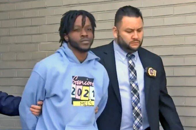 Testigos indicaron que, el hombre atacado estaba acosando a varios pasajeros, incluyendo a la pareja de novios en el interior del vagón, por lo que Jordan Williams, de 20 años, lo increpó. En respuesta, el acosador golpeó en la cara a la novia del joven.