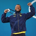 Yeison López enseñando su medalla de bronce en los Juegos Olímpicos Paris 2024