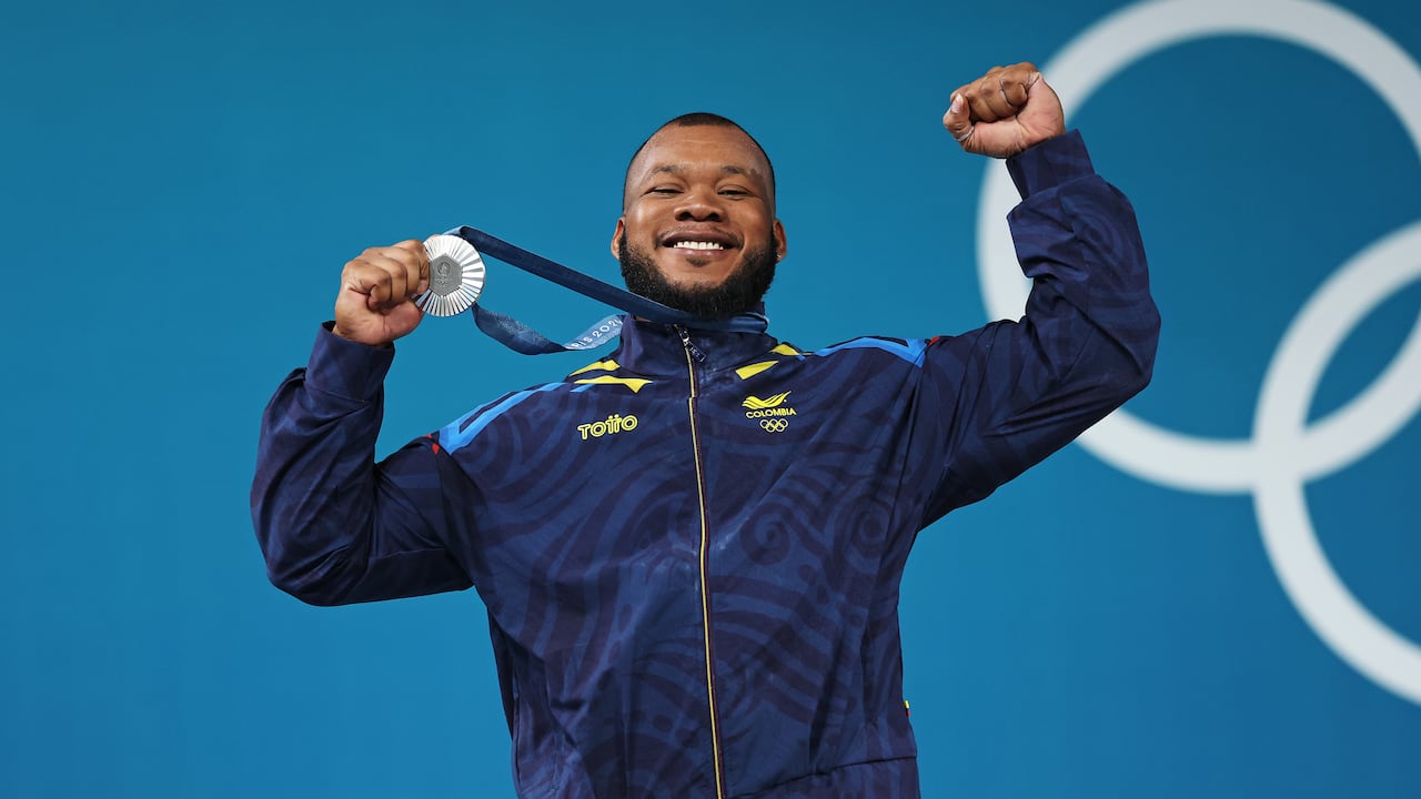 Yeison López enseñando su medalla de bronce en los Juegos Olímpicos París 2024.