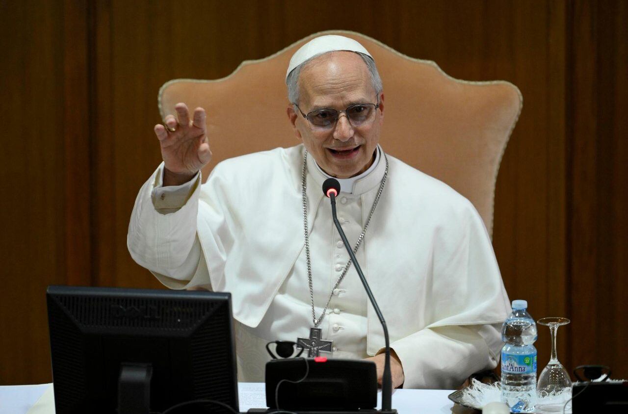 El papa León XIV recibe a los miembros del Colegio Cardenalicio y explica la elección del nombre pontificio.