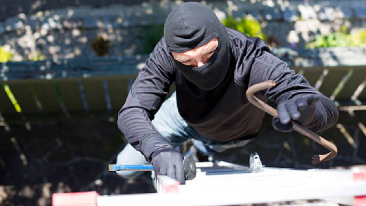 Ladrón subiendo por una escalera