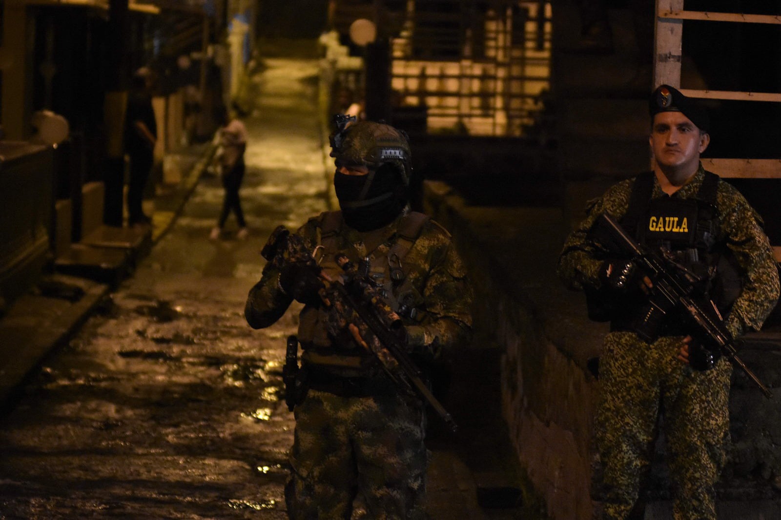 Patrullajes de Control Gaula y Ejército en las comunas de Buenaventura y Velorio de Niña Asesinada por bala pérdida en cruce de disparos de estas bandas criminales que se disputan el territorio.