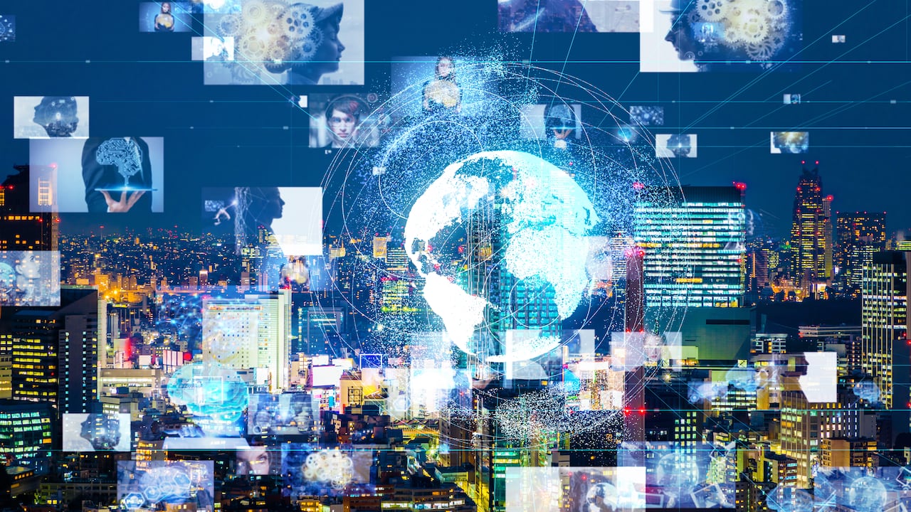 Algunos futuristas no descartan futuras conexiones entre el hombre y la máquina.