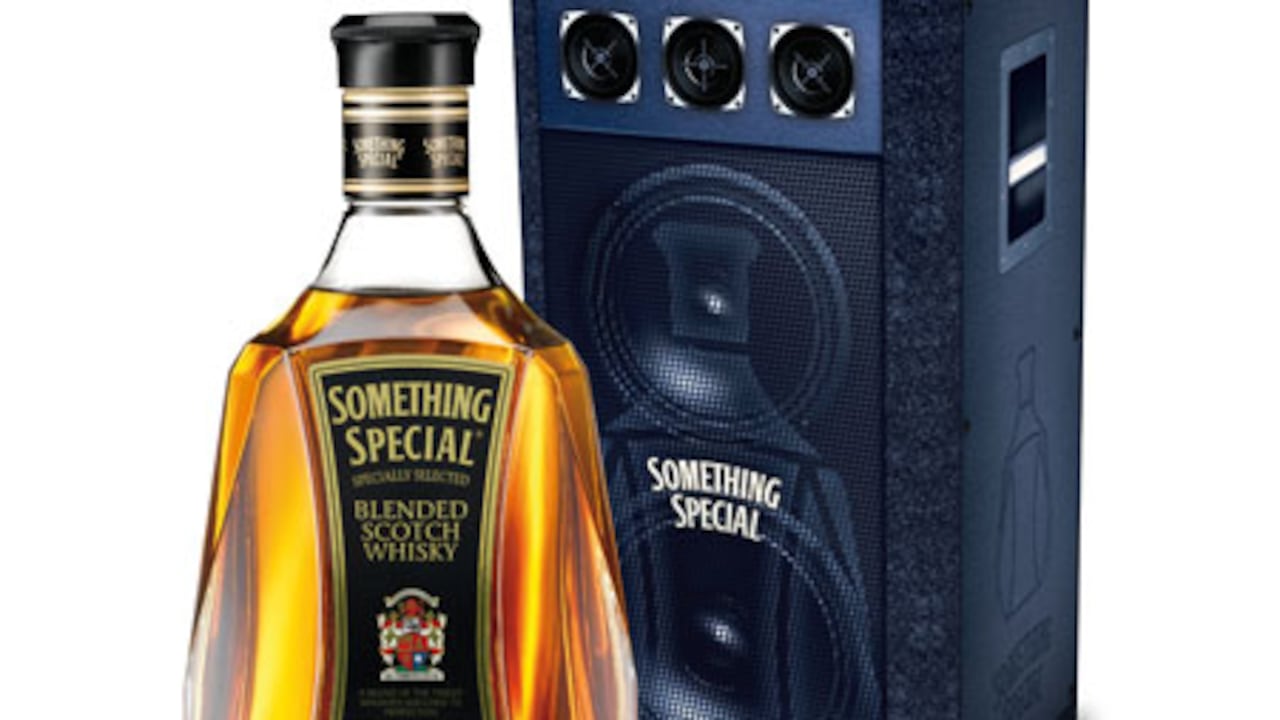 Something Special. Con un estuche de fin de año que viene en forma de parlante. $52.000