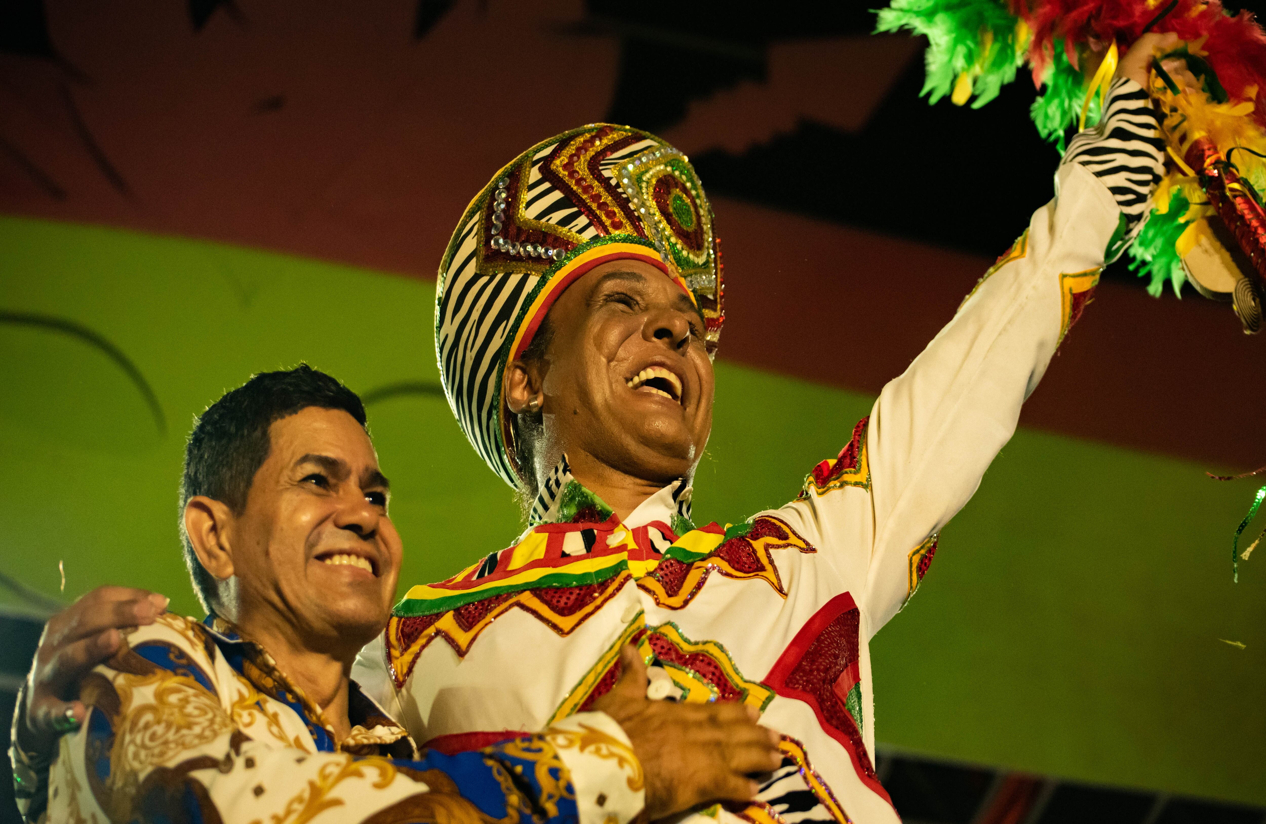 Harold Herrera entregando la lanza al nuevo lancero de las Fiestas de Independencia: Giovanni Barandica.