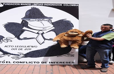 Con pancartas, pitos, micos y gorilas de peluche, algo más de una decena de ciudadanos, con camisetas sugestivas a la revocatoria del Congreso, llegó en la mañana del viernes a la estrecha calle séptima del centro histórico de Bogotá.