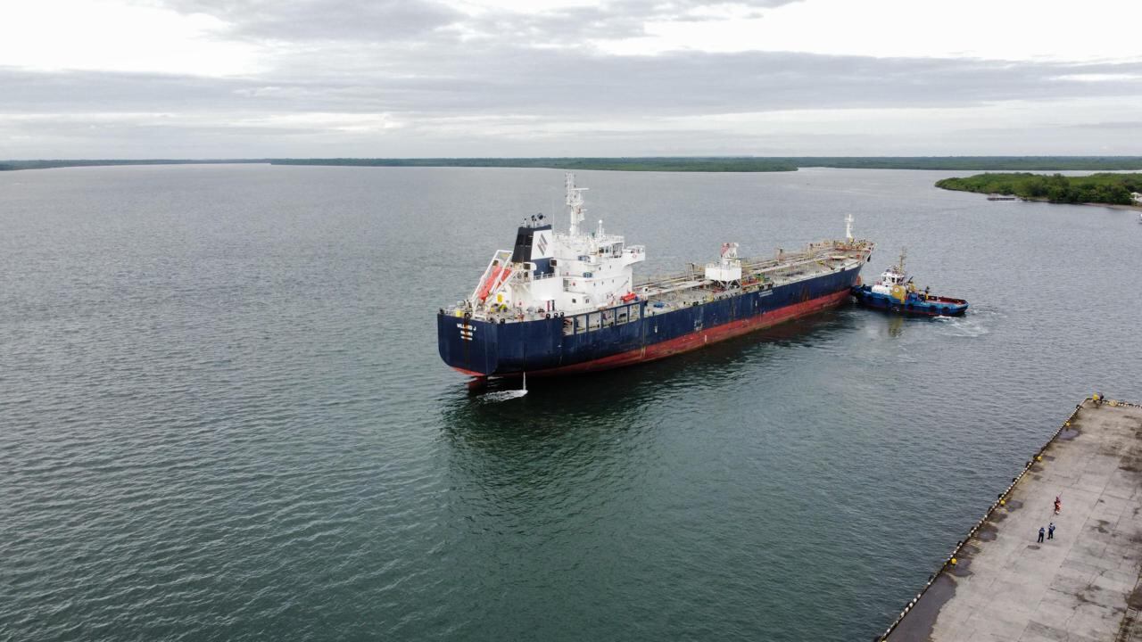 Arribo de buque con un millón de galones de combustible al Puerto de Tumaco.