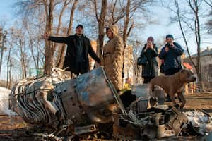La gente se para junto a fragmentos de equipo militar en la calle después de un aparente ataque ruso en Kharkiv en Kharkiv, Ucrania, el jueves 24 de febrero de 2022. Las tropas rusas lanzaron su ataque anticipado contra Ucrania. Se escucharon grandes explosiones antes del amanecer en Kyiv, Kharkiv y Odesa cuando los líderes mundiales condenaron el comienzo de una invasión rusa que podría causar un gran número de víctimas y derrocar al gobierno elegido democráticamente de Ucrania. (Foto AP/Andrew Marienko)