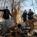 La gente se para junto a fragmentos de equipo militar en la calle después de un aparente ataque ruso en Kharkiv en Kharkiv, Ucrania, el jueves 24 de febrero de 2022. Las tropas rusas lanzaron su ataque anticipado contra Ucrania. Se escucharon grandes explosiones antes del amanecer en Kyiv, Kharkiv y Odesa cuando los líderes mundiales condenaron el comienzo de una invasión rusa que podría causar un gran número de víctimas y derrocar al gobierno elegido democráticamente de Ucrania. (Foto AP/Andrew Marienko)