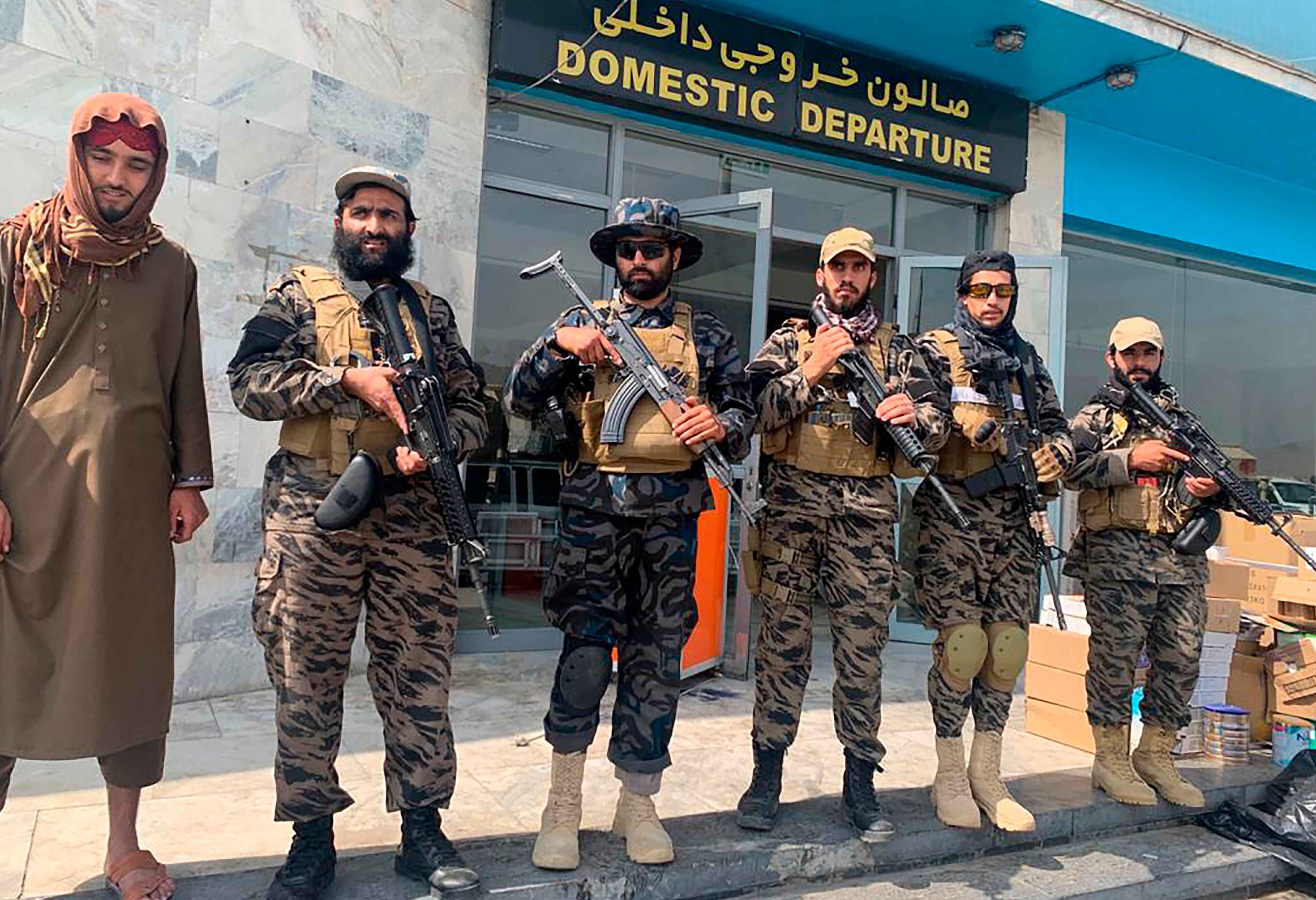 Talibanes en aeropuerto de Kabul