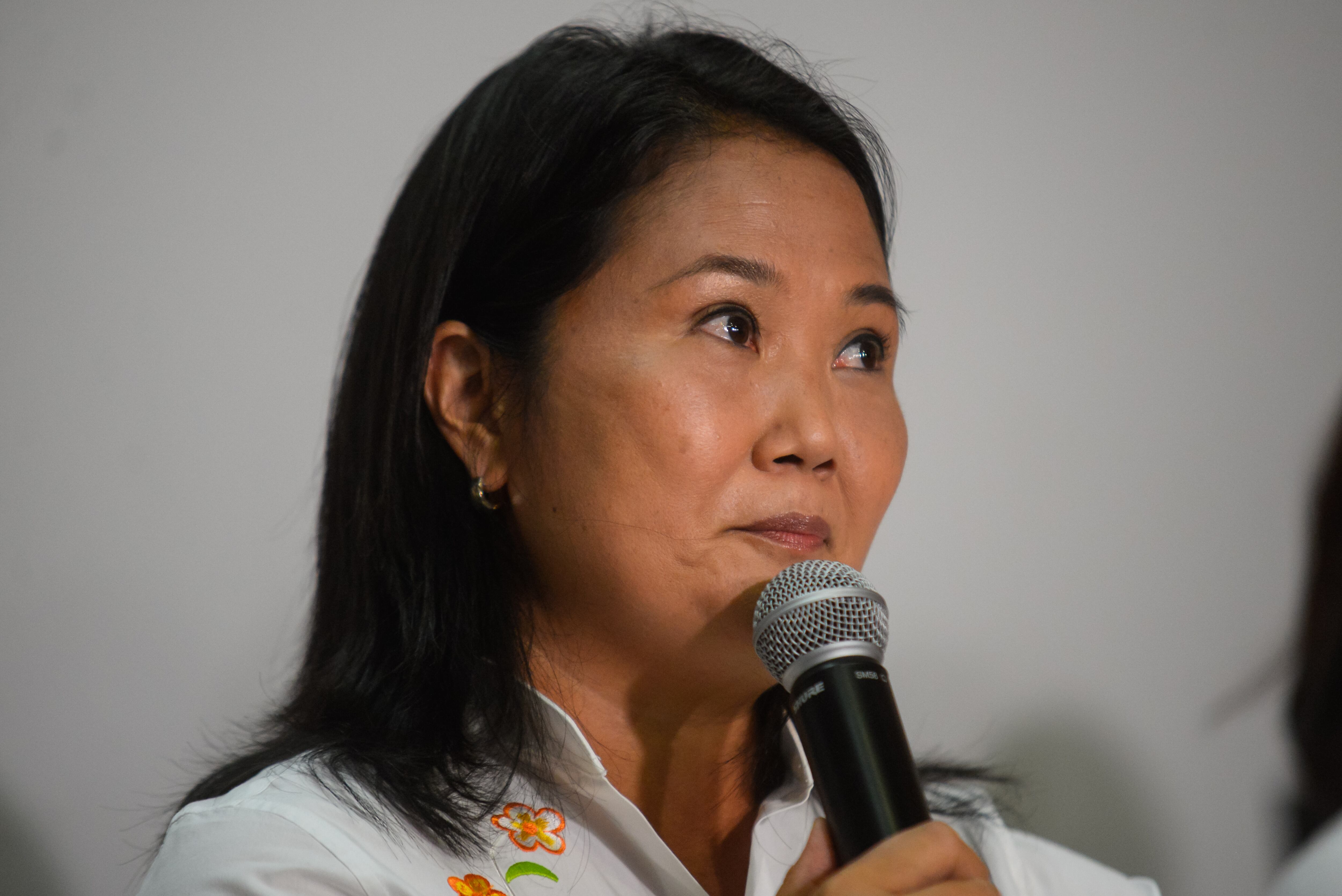 Keiko Fujimori, candidata presidencial del partido Fuerza Popular, habla durante un mitin en la noche de las elecciones en la sede del partido en Lima, Perú, el domingo 11 de abril de 2021. Los peruanos están votando por presidente y congreso en una concurrida elección que determinará si el nación puede restaurar el orden después del caos político reciente.