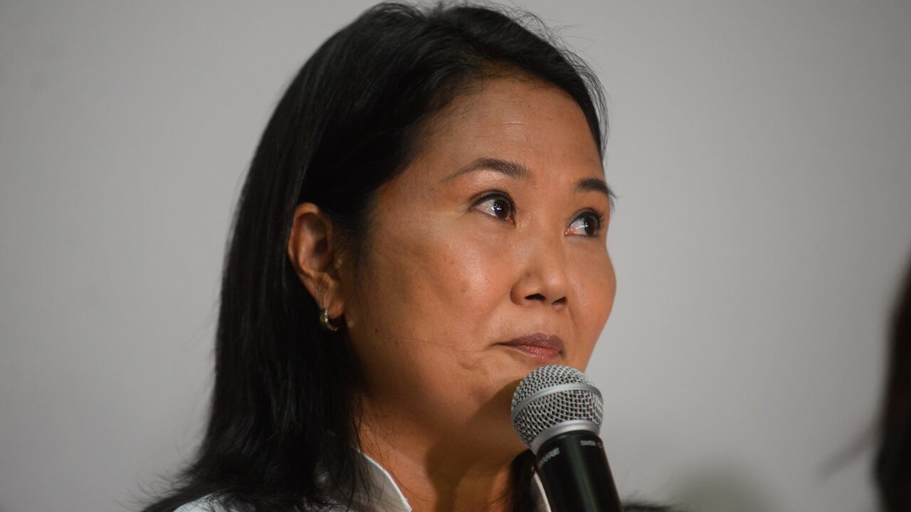 Keiko Fujimori, candidata presidencial del partido Fuerza Popular, habla durante un mitin en la noche de las elecciones en la sede del partido en Lima, Perú, el domingo 11 de abril de 2021. Los peruanos están votando por presidente y congreso en una concurrida elección que determinará si el nación puede restaurar el orden después del caos político reciente. Fotógrafo: Miguel Yovera / Bloomberg a través de Getty Images