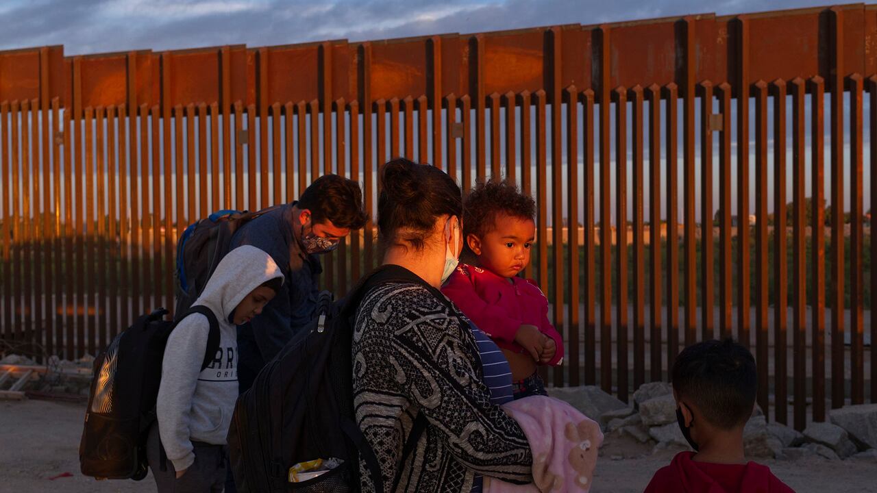 Un par de familias migrantes de Brasil esperan ser procesadas por agentes de la Patrulla Fronteriza de Estados Unidos después de pasar por una brecha en el muro fronterizo de México en Yuma, Arizona, el jueves 10 de junio de 2021, para buscar asilo. Las familias son parte de una afluencia de solicitantes de asilo que ingresan a los EE. UU. En el área de Yuma desde América del Sur y otros continentes. Foto: AP / Eugene García.