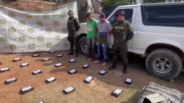 Otros don hombres también fueron capturados.