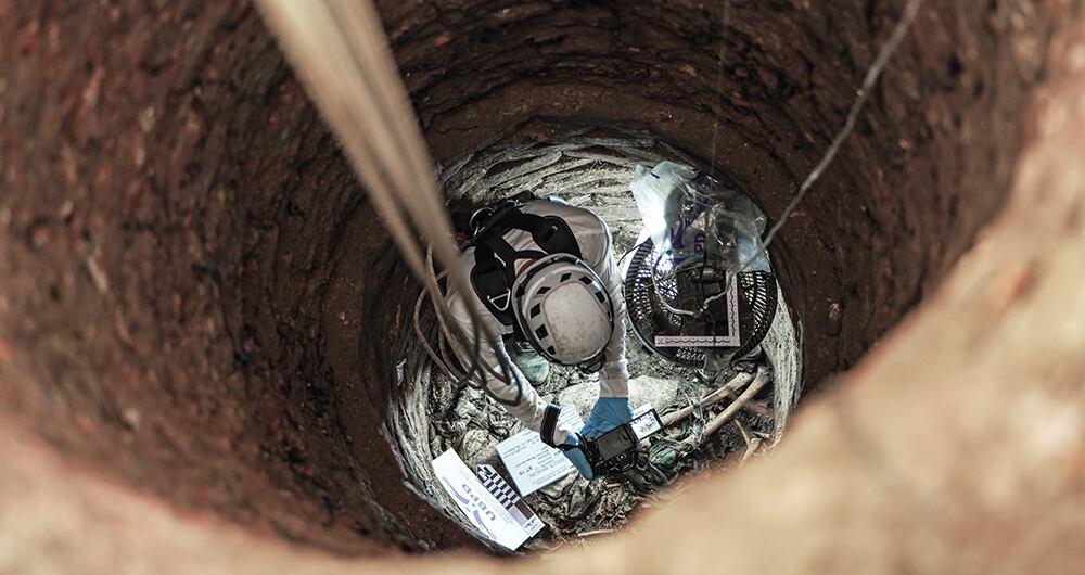   Estos son los trabajos realizados en un aljibe de Barrancabermeja, Santander, de donde se han recuperado varios restos óseos. 