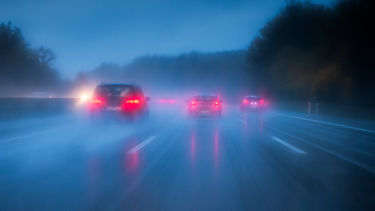 Una técnica de frenado adecuada puede hacer la diferencia a la hora de conducir bajo condiciones adversas por la lluvia.