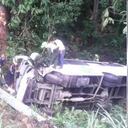 Bus que acompañaba la caravana presidencial cayó a un abismo en Bucaramanga.