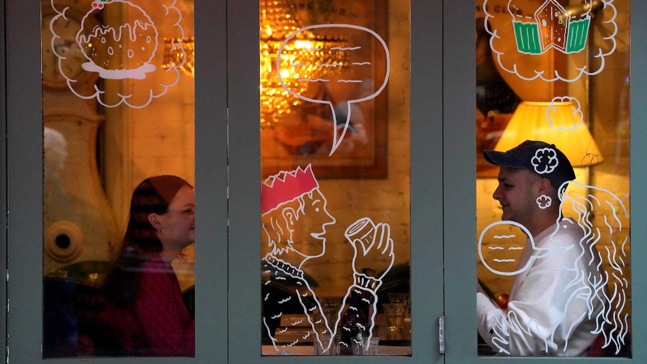 Alimentarse debe ser un acto consciente y de acuerdo con el portal médico Mejor con Salud, una dieta rica en grasas, azúcares y algunos minerales es dañina para los vasos y el flujo de sangre normal. (AP Photo/Frank Augstein)