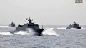 Buques de la Armada de Taiwán participan en un ejercicio militar en Taiwán.