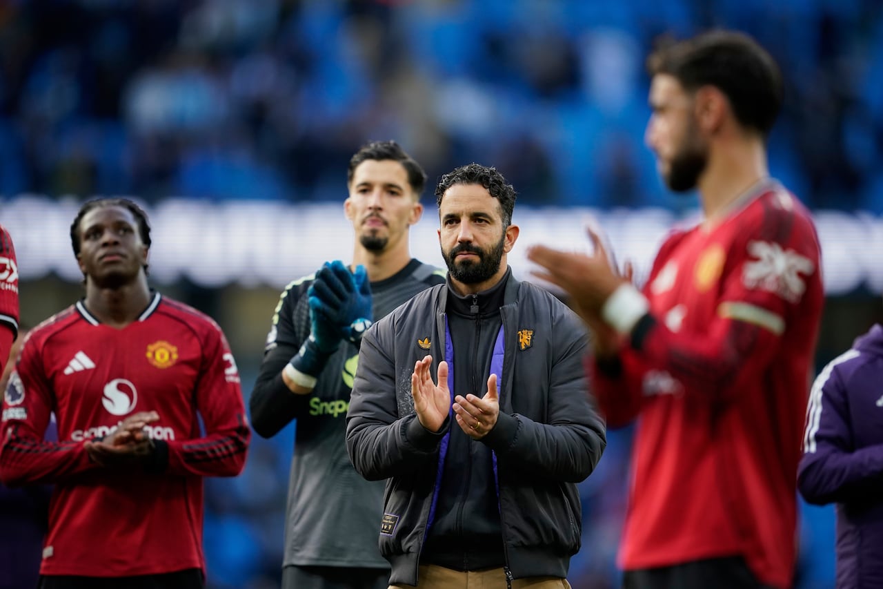 Manchester United's head coach Ruben Amorim and players walk off the pitch after the Premier League soccer match between Manchester City and Manchester United in Manchester, England, Sunday, Sept. 14, 2025. (AP Photo/Dave Thompson)