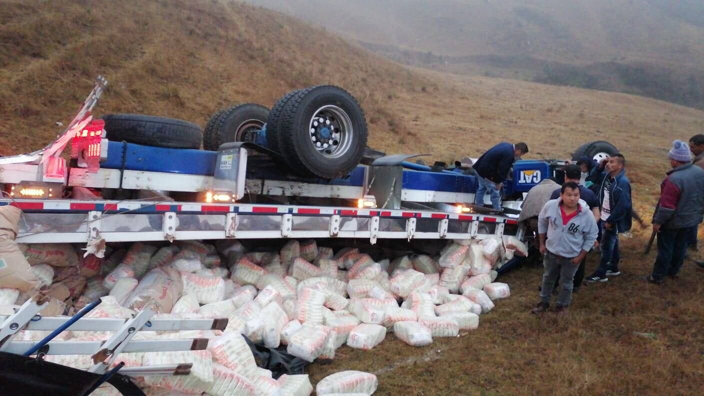 El accidente estaría relacionado con condiciones climáticas y el estado de la vía.