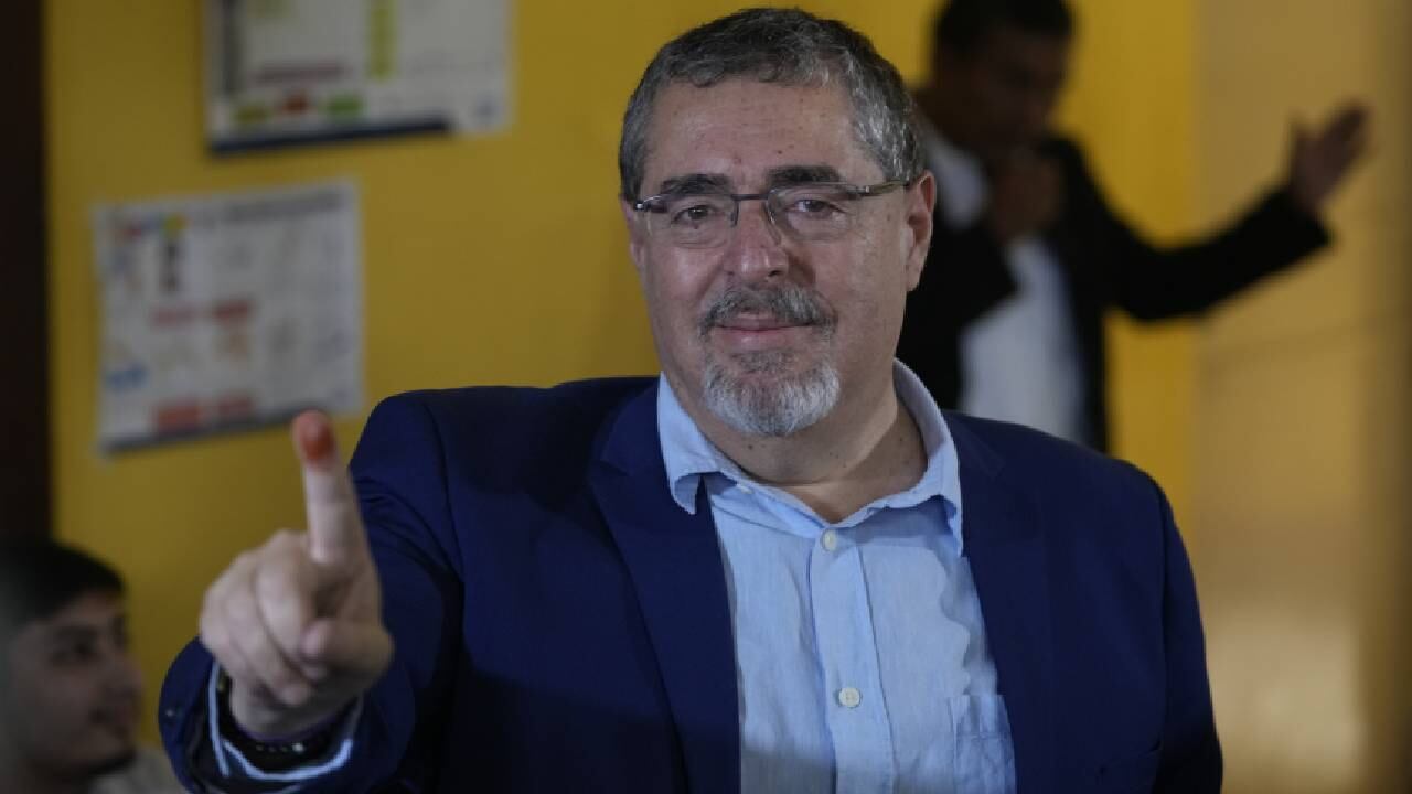 Bernardo Arévalo, por el Movimiento Semilla, después de votar en la segunda vuelta de las elecciones presidenciales guatemaltecas.