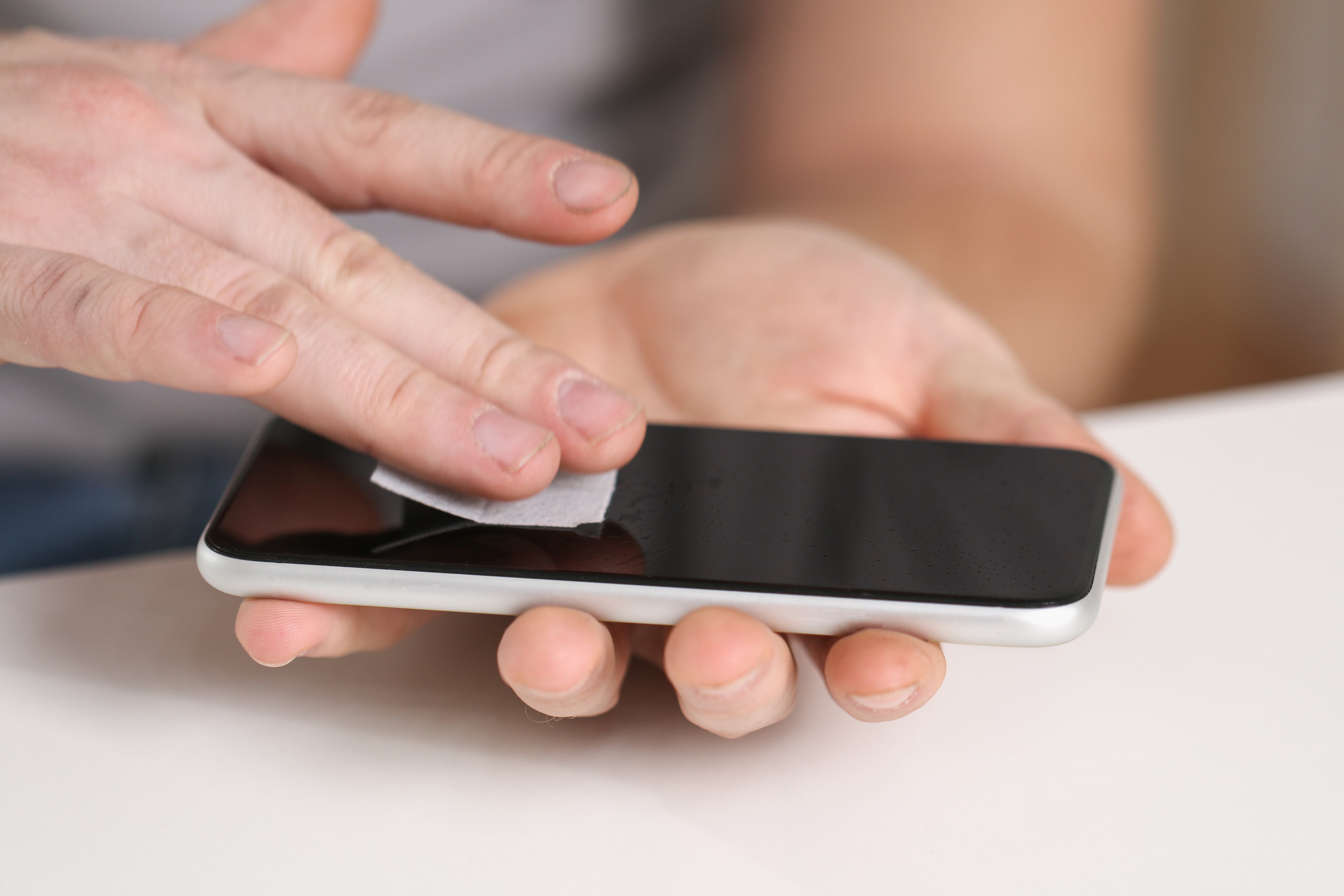 La pantalla del celular se puede rayar si no se usan los productos correctos.