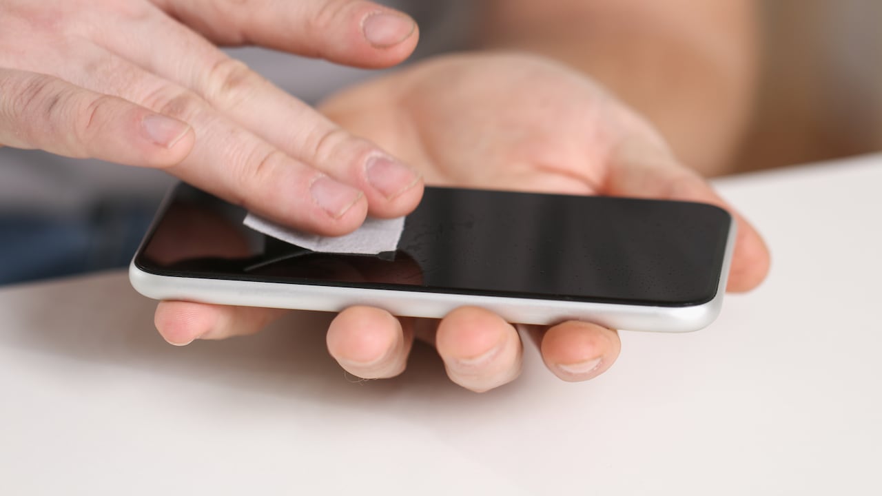 La pantalla del celular se puede rayar si no se usan los productos correctos.