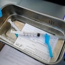 Esta foto de archivo del 13 de mayo de 2021 muestra jeringas llenas de la vacuna Johnson & Johnson en un sitio de vacunación móvil en Miami. A partir del jueves 14 de octubre de 2021, la Administración de Alimentos y Medicamentos convoca a sus asesores independientes para la primera etapa en el proceso de decidir si deben dispensarse inyecciones adicionales de vacunas Moderna o Johnson & Johnson y, de ser así, quién debe recibirlas y cuando. Foto AP / Wilfredo Lee, archivo