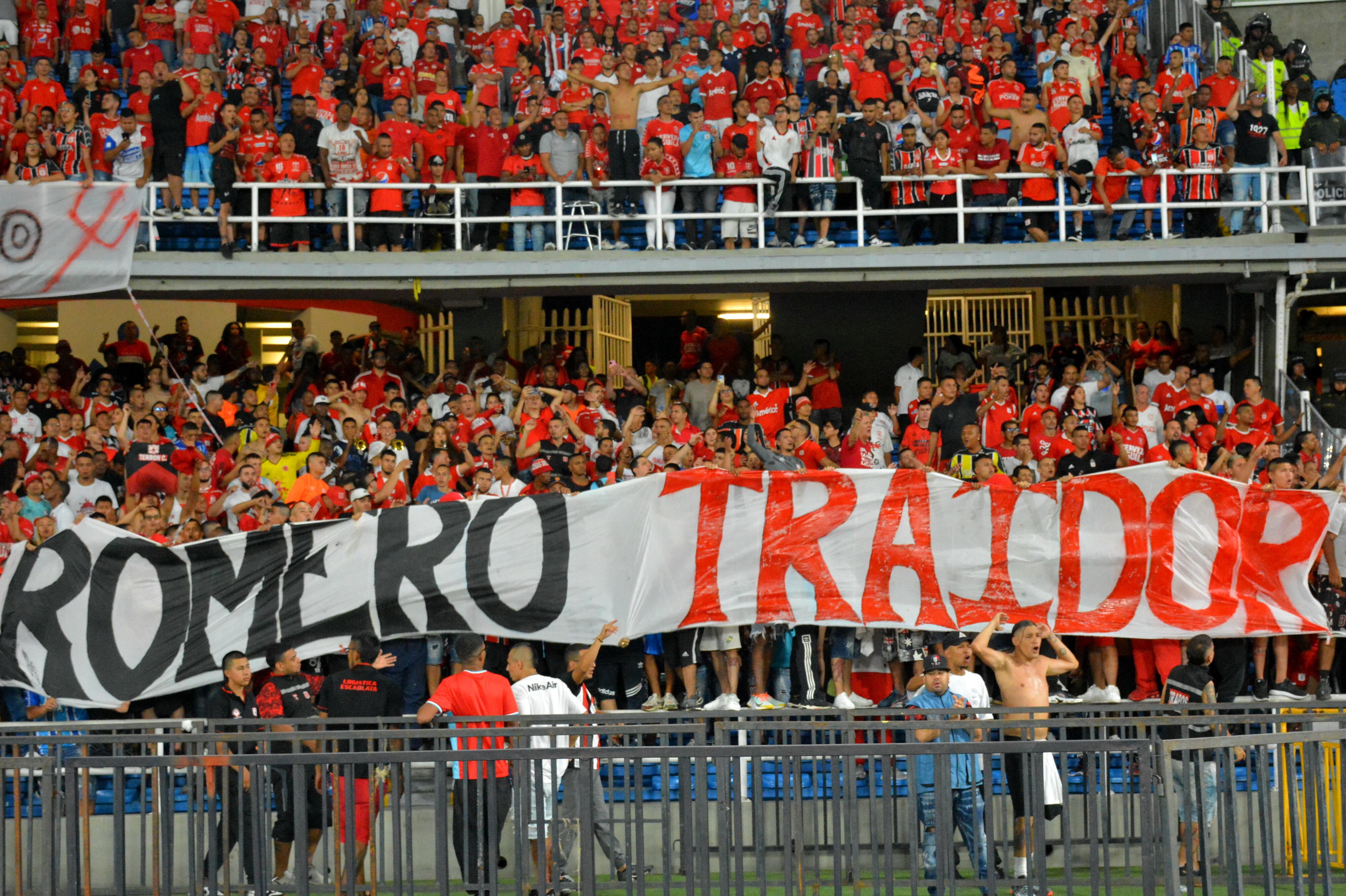 América de Cali derrotó 2 goles al Santa Fe. Sin embargo la hinchada pide que el técnico se vaya. Partido jugado en el estadio Pascual Guerrero de Cali