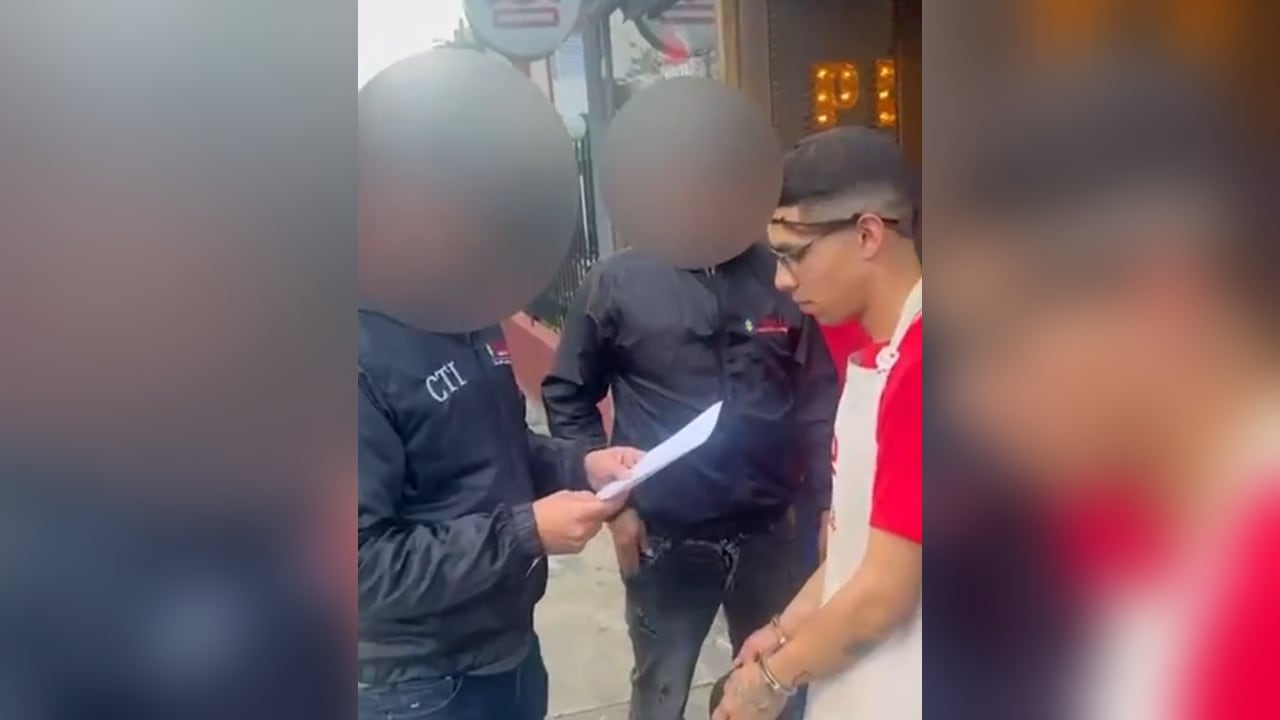 Este es el momento en el que el sujeto fue detenido por las autoridades.