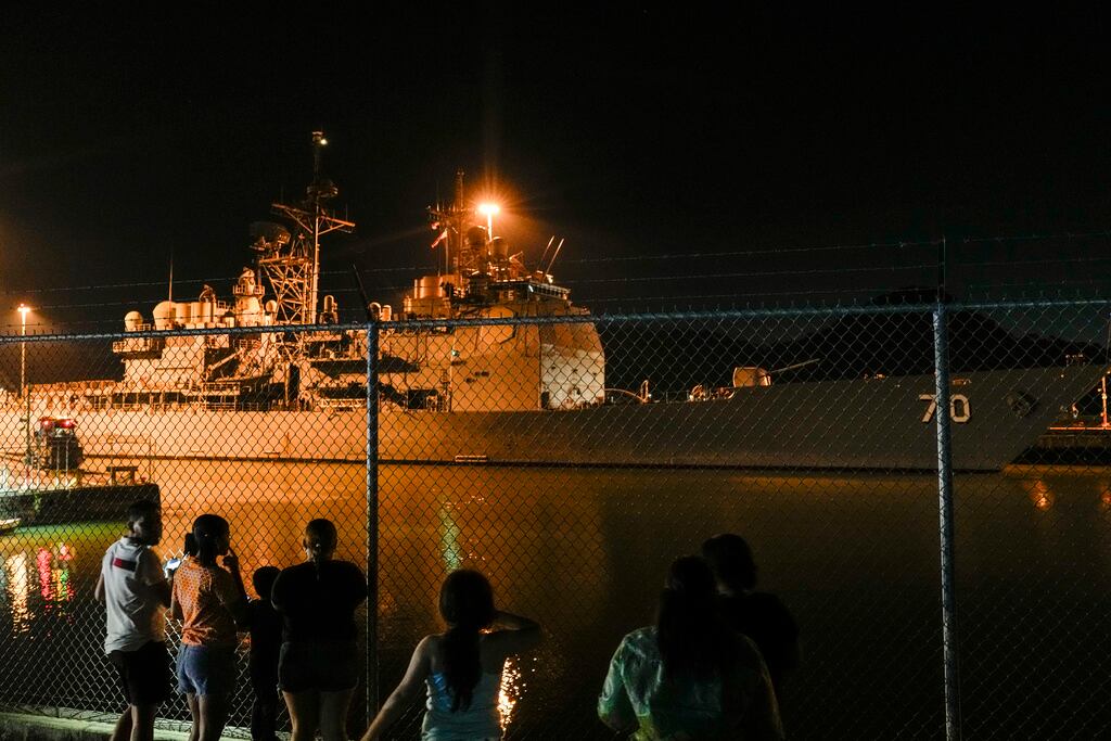 El buque de guerra USS Lake Erie de la Armada de los Estados Unidos avanza por las esclusas de Pedro Miguel del Canal de Panamá, en la Ciudad de Panamá, el viernes 29 de agosto de 2025. (Foto AP/Matias Delacroix)