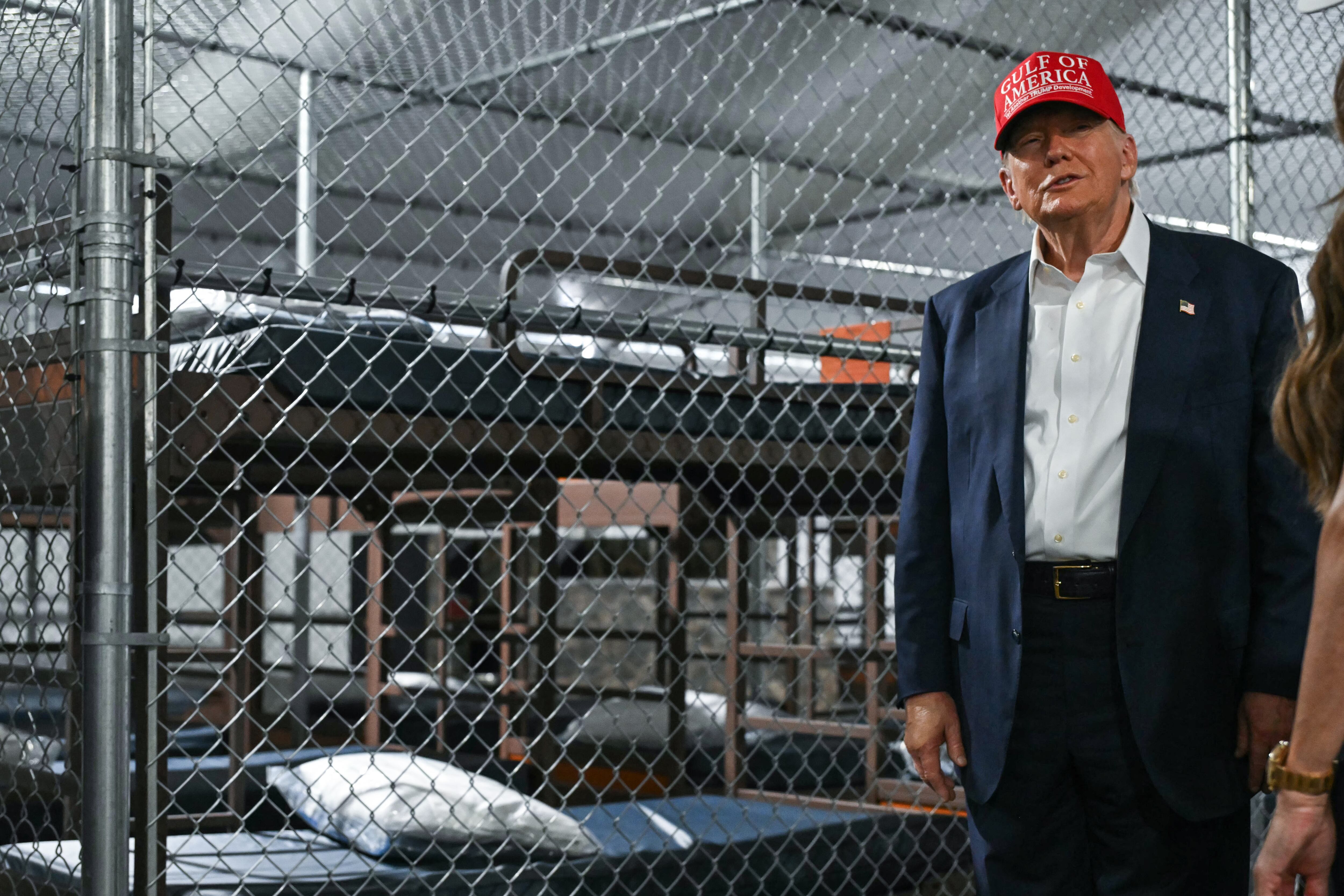 Donald Trump inaugurando el "Alcatraz de los caimanes".