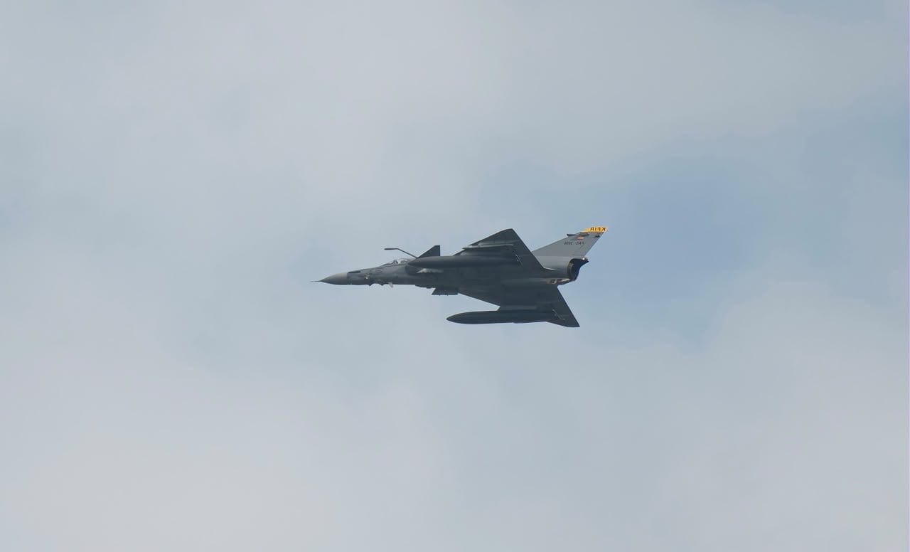 Aviones de combate sobrevuelan Barranquilla.
