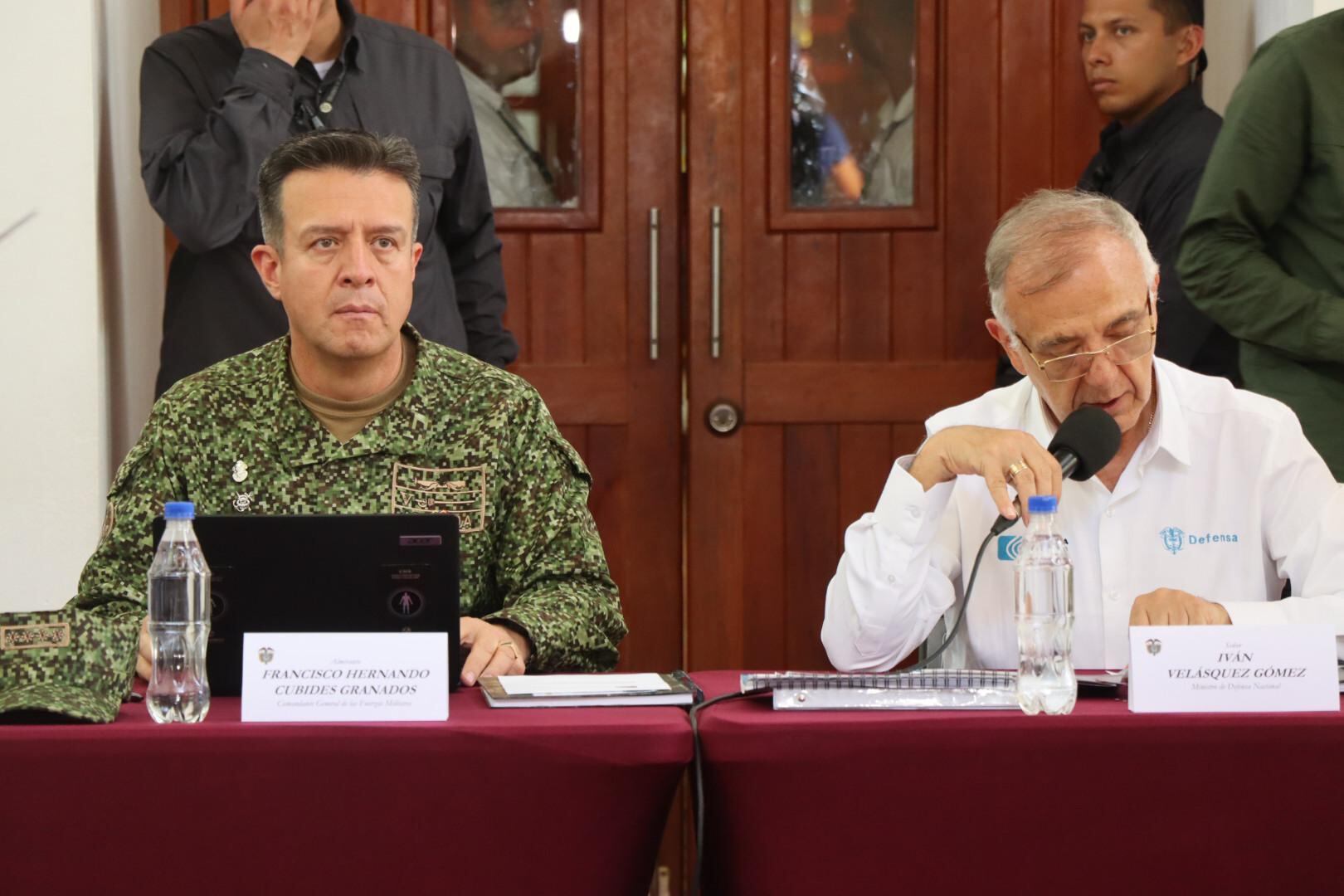 El ministro de Defensa, Iván Velásquez, lideró un consejo en Leticia, Amazonas.