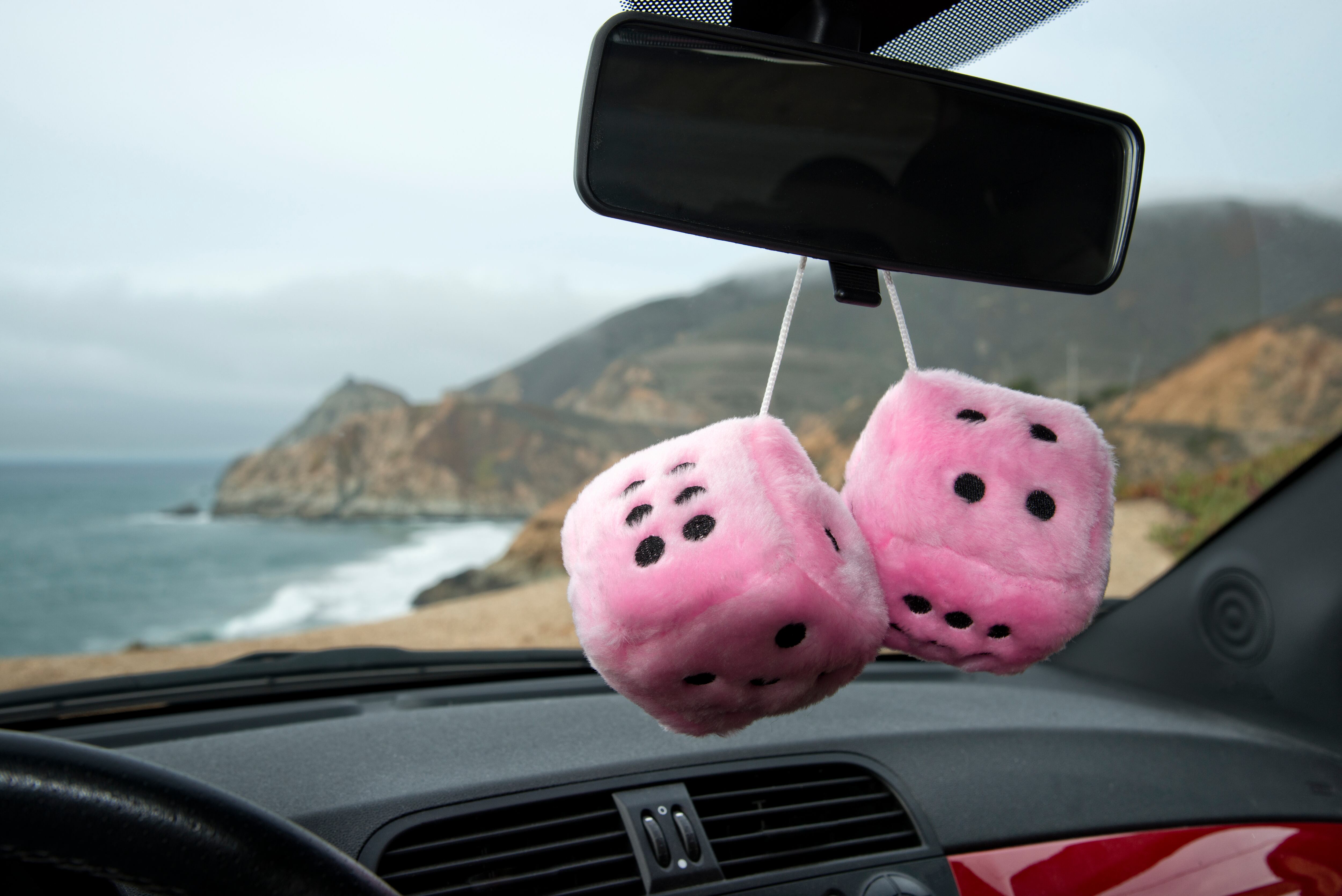 El uso del espejo retrovisor es fundamental para una conducción segura.