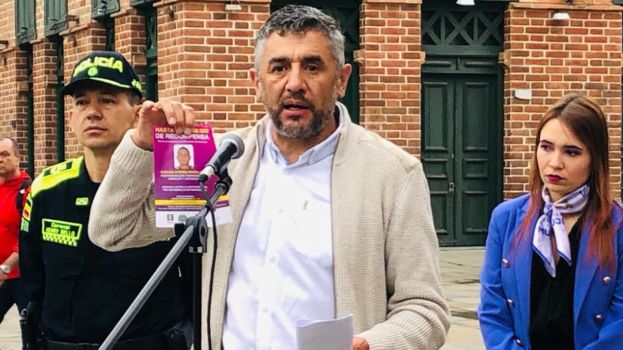 Secretario de Seguridad de Medellín presenta a supuesto feminicida en serie.